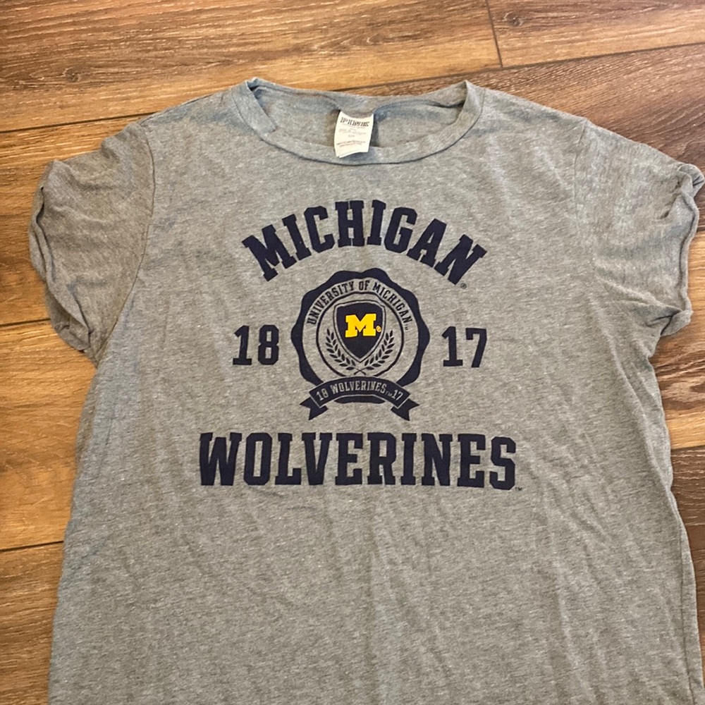 Victoria Secrets Pink Michigan Wolverines shirt